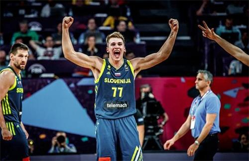 NBA：凯尔特人主场大胜奇才 双探花合砍60分（NBA：绿军主场狂胜奇才，双探花联手轰下60分）