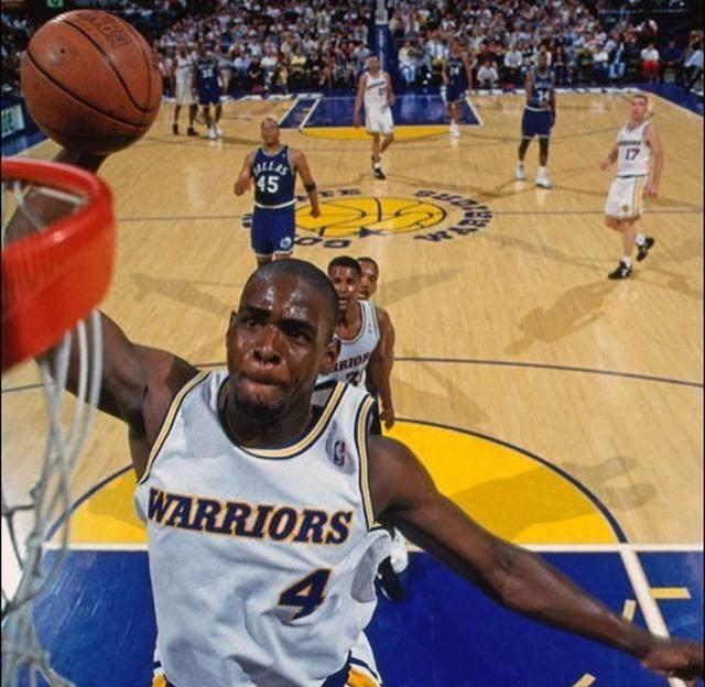 半场战报：圣保利1-0海登海姆，卡尔斯破门（半场比分：圣保利暂1比0领先海登海姆，卡尔斯建功）