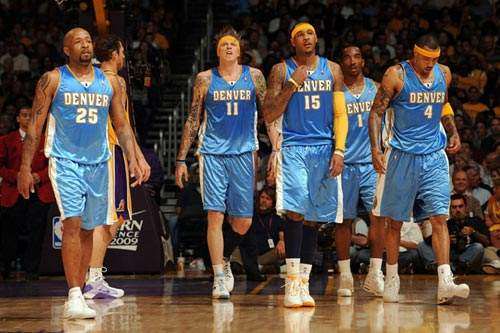 湖人詹姆斯关键封盖锁定胜局（詹姆斯关键盖帽助湖人锁定胜利）