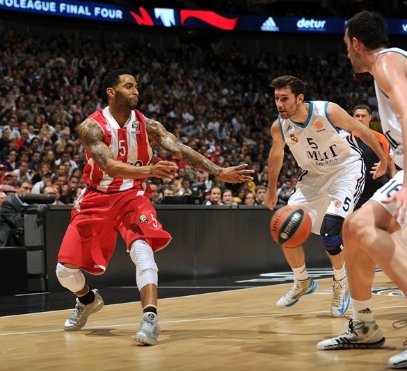 湖人詹姆斯关键发挥险胜76人，刷新个人40岁后得分纪录，豪取17胜稳居西部第二。（詹姆斯末节发力助湖人险胜76人，40岁后得分再创新高，豪取17胜稳居西部第二）