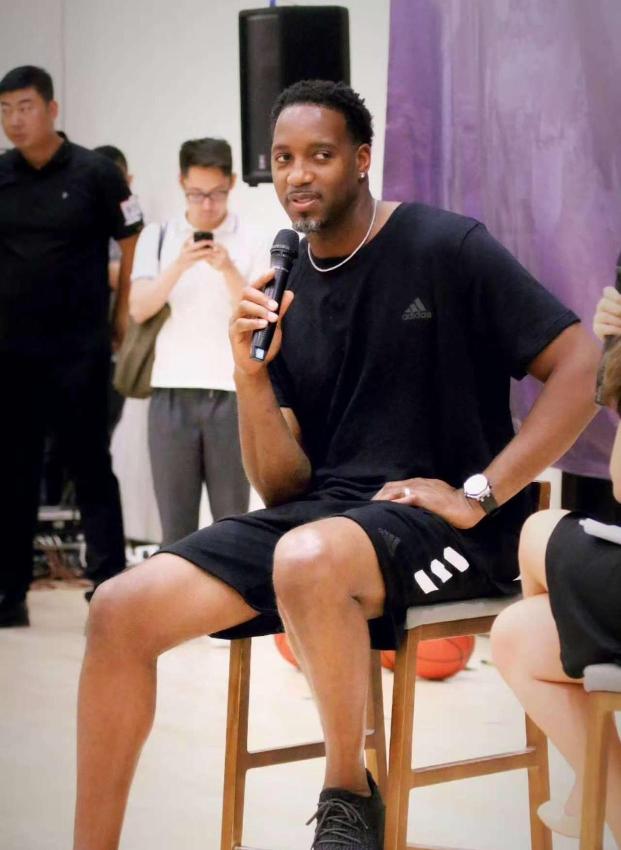 德甲前瞻：汉堡攻守俱废一败再败，斯图加特强势冲击欧冠区（德甲前瞻：汉堡攻防失衡连败不止，斯图加特强势直指欧冠席位）