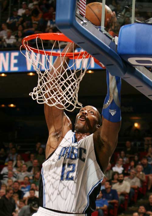 掘金约基奇豪取三双助球队胜快船（约基奇砍三双助掘金击败快船）