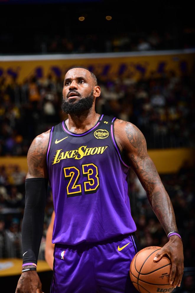 世体：奥尔莫左肩恢复情况良好，预计明年1月4日加泰德比复出（世体：奥尔莫左肩恢复顺利，预计将于明年1月4日的加泰德比复出）