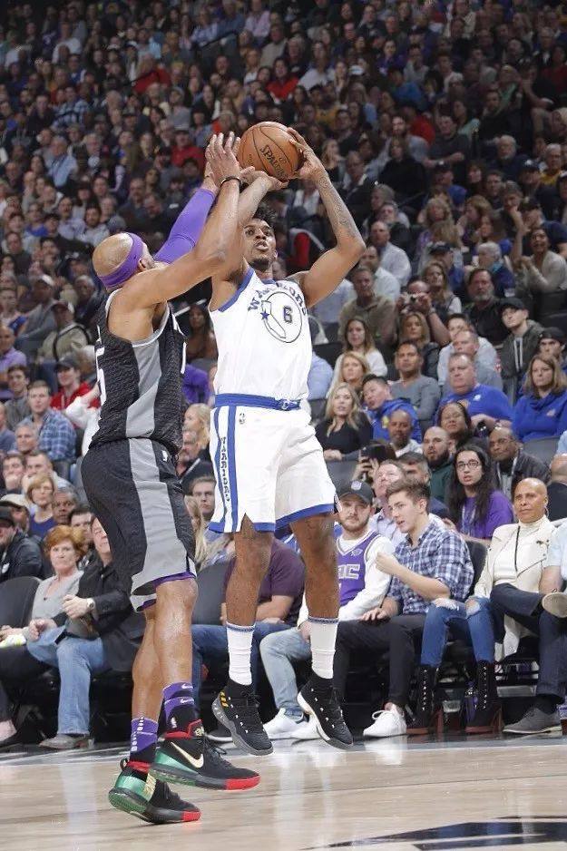 “举重之乡”托举生命重量 一份特殊“伴手礼”递出城市暖心名片（举重名城托起生命之重 一份别样伴手礼传递城市温度）