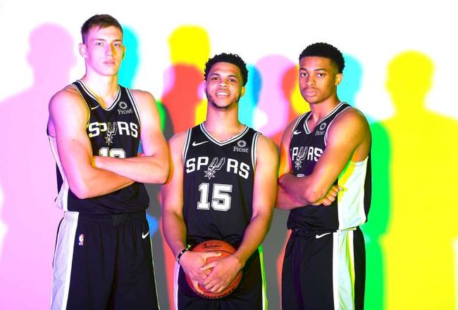 武体教授谈三镇输海牛：线上线下骂声一片，还不如上全替补（武体教授评三镇不敌海牛：线上线下骂声四起，倒不如派全替补）